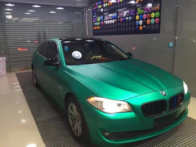 宝马5系电光青绿车身改色贴膜效果图