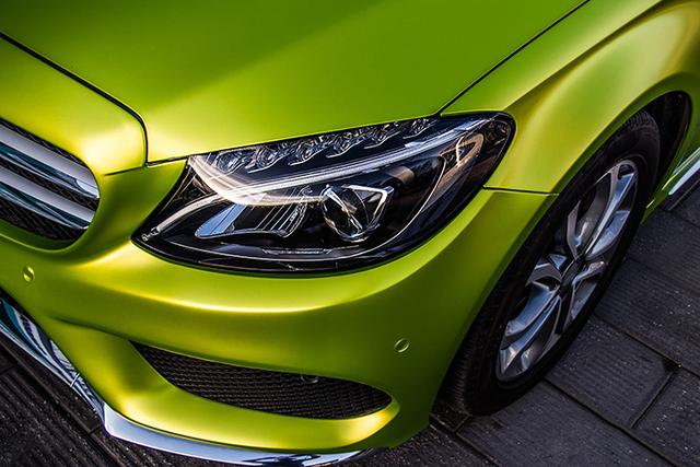 奔驰C200L车身改色电光金属柠檬绿贴膜效果图