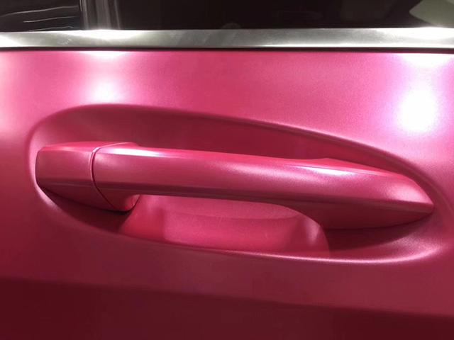 奔驰A180改色电光粉红车身贴膜效果图